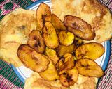A picture of step 2 of Fried plantain & egg🥚🍳.