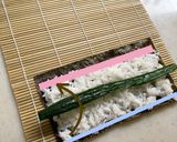 Foto del passaggio 12 della ricetta Sushi con cetriolo "Kappa-maki"