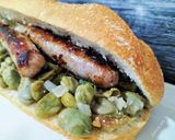 Foto del paso 5 de la receta Bocadillo de longanizas con habitas y cebolla confitadas
