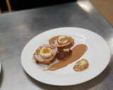 Foto del paso 12 de la receta: Cinta de lomo con relleno vegetal y gambas con salsa de boletus