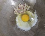 Foto langkah ke 3 dari resep Tumis kubis telur tomat.