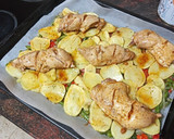 Foto del paso 5 de la receta: Muslitos de pollo sobre cama de papas y verduras al horno