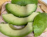 صورة لخطوة 5 من وصفة ساندويتش التيركي والقشقوان مع الافوكادو 🥑🥪🧀