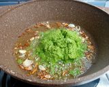 Foto langkah ke 5 dari resep Tumis Ayam Cabe Ijo.