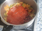 Macarrones con chorizo, bacon y tomate