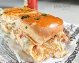 A picture of step 5 of Pav omelette or bun omelette.