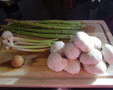 Foto del paso 1 de la receta: Festival de esparragos, champiñones y ajos tiernos