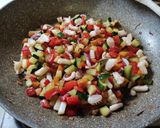 Foto del passaggio 1 della ricetta Fusilli integrali con verdure e tentacoli di calamaro