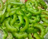 十分鐘上菜-鹹蛋炒苦瓜的食譜步驟5照片