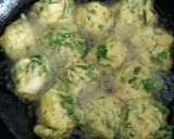 A picture of step 5 of Palak onion pakoda.