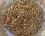 Foto langkah ke 4 dari resep Mie Goreng Basah Sosis.