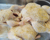 Foto del paso 2 de la receta: Pollos entero asados al carbón