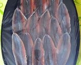 Foto del paso 12 de la receta: Boquerones marinados en sal granulada picante