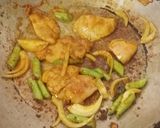 รูปขั้นตอนการทำที่ 3 ของ ข้าวผัดเครื่องแกงไก่