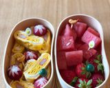 Hình bước làm 3 của món Hộp cơm bento trứng và hoa quả