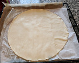 Foto del paso 4 de la receta: Tarta de cebolla con queso y tomate