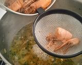 Foto del paso 4 de la receta: Merluza con gambas