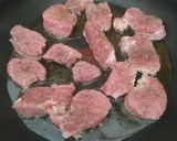 Foto del paso 3 de la receta: Solomillo de cerdo con setas en salsa de foie