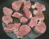 Foto del paso 3 de la receta: Solomillo de cerdo con setas en salsa de foie