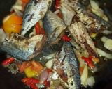 Foto langkah ke 4 dari resep Ikan Kembung Goreng Tumis Asam Manis #Dandelion.