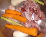 Foto del paso 2 de la receta: Caldo de carcasas de pollo