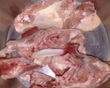 Foto del paso 1 de la receta: Caldo de carcasas de pollo