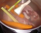 Foto del paso 3 de la receta: Caldo de carcasas de pollo