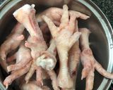 Hình bước làm 1 của món Chân gà ngâm sả tắc