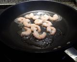 Foto del paso 2 de la receta: Espaguetis de calabacín con langostinos y salsa de aguacate