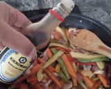 Foto del paso 6 de la receta: Solomillo de pavo con verduras y salsa de soja