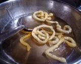 इन्स्टंट जिलेबी फक्त तीन सामग्री (instant jalebi recipe in marathi) रेसिपी स्टेप 2 फोटो