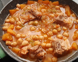 Foto del paso 7 de la receta: Garbanzos con calabaza especiada y costillas