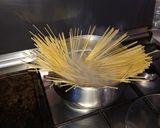 Foto del paso 1 de la receta: Espagueti con surimi