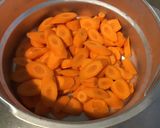 Une image de l'étape 3 de Salade de brede mafane au céleri,carottes,pois chiches, tomates et oignon.