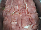 Papas al horno con centro de carne de cerdo ahogadas en cerveza