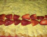 Foto del paso 4 de la receta: Arrollado de Vainillas, relleno de postre de vainilla y frutilla