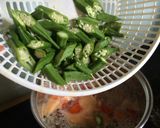 Hình bước làm 3 của món Canh chua hến đậu bắp