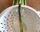 Szalonnakabátos zöld spárga és főtt fehér spárga krumplival recept fázis 1 fotója