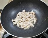 A picture of step 1 of Chicken spicy pasta.