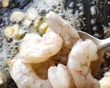 A picture of step 1 of Chillies Garlic Prawns.