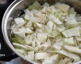 Foto del paso 2 de la receta: Salmón con salsa de limón y alcaparras y repollo rehogado