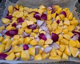 Tepsis csirkecombok zöldségágyon recept fázis 6 fotója