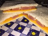 Sándwich de cheddar y salchichas