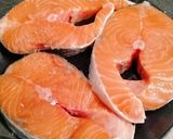 Une image de l'étape 2 de Darne de saumon poêlée, crème au citron vert et épinards.