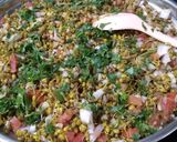 स्वास्थ्यवर्धक चटपटीत मूग चाट (moong chat recipe in marathi) रेसिपी स्टेप 5 फोटो 
