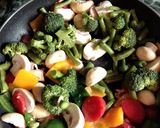 A picture of step 4 of Veg sizzler of sehezwan hakka noodles with sauteed vegetable.