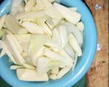 Foto langkah ke 3 dari resep Tumis Wortel, Buncis, Jagung Putren dan Ayam Ala Sederhana.