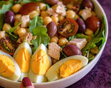Foto del paso 3 de la receta: Ensalada de garbanzos con atún y huevo duro 🥗
