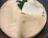 Foto del paso 2 de la receta: Tortilla soufflé rellena de pollo y espinacas