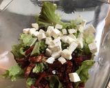 Une image de l'étape 8 de Salade de batavia rouge aux tomates séchées,olives multicolores et feta grecque.